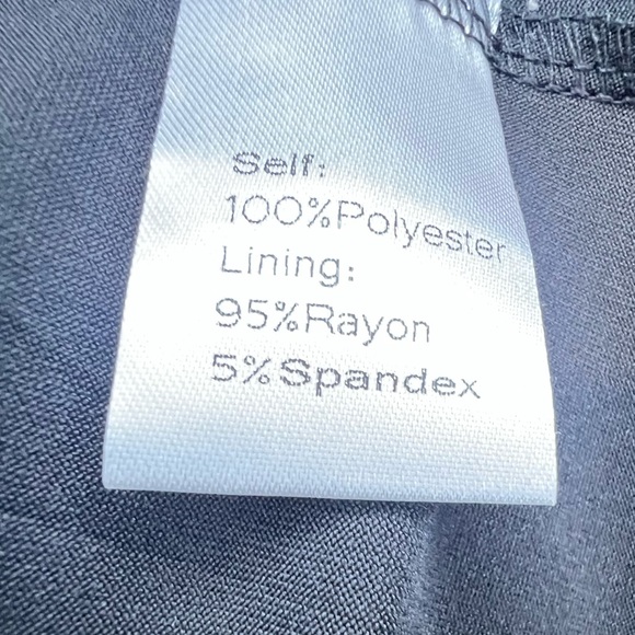 Elegant Black Sleeveless Blouse - Picture 4 of 4